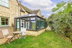 Outdoor dining - Beautiful 3 Bedroom Cotswold Cottage (Chipping Norton)
