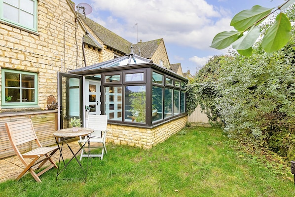 Outdoor dining - Beautiful 3 Bedroom Cotswold Cottage (Chipping Norton)