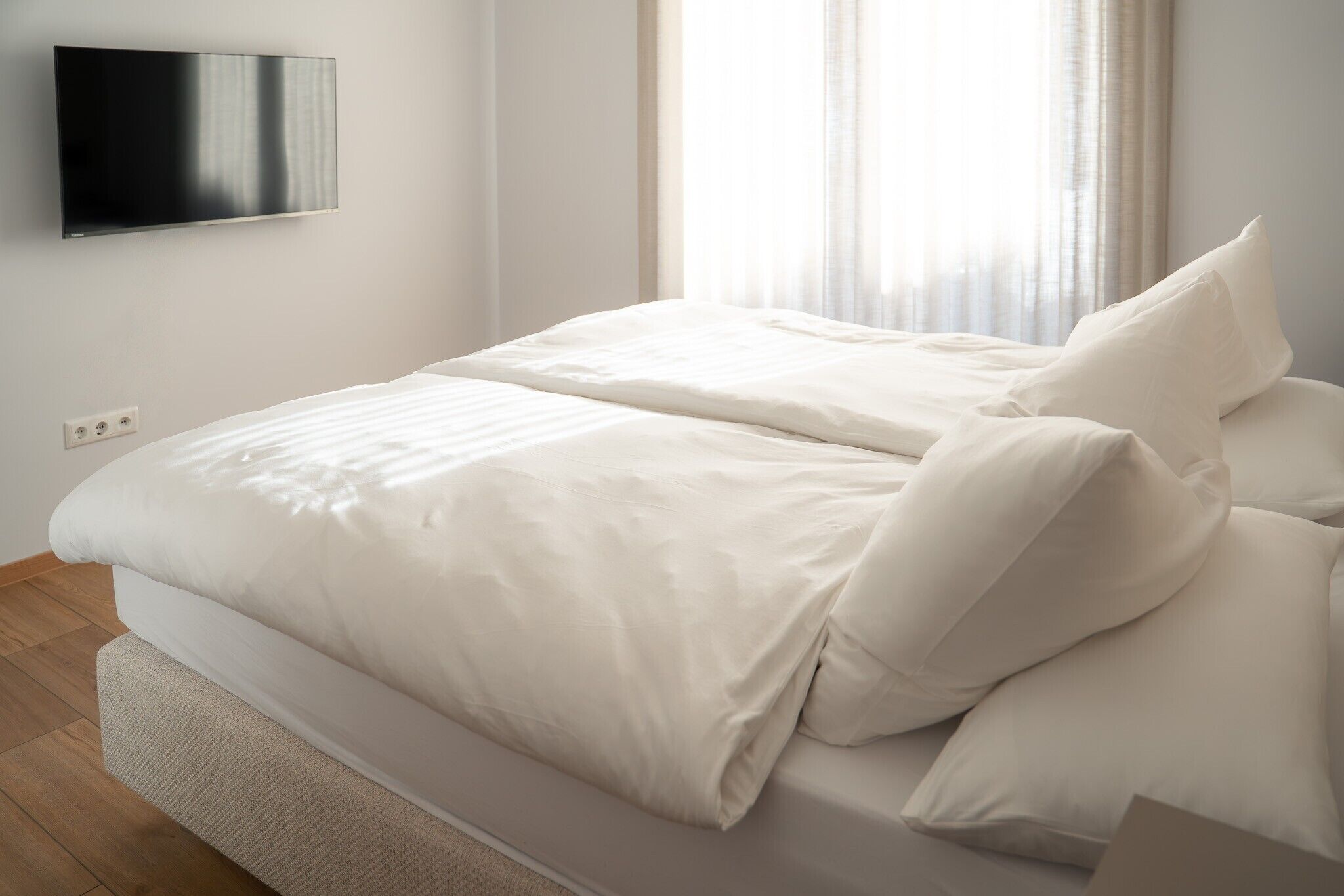 Iron/ironing board, WiFi, bed sheets