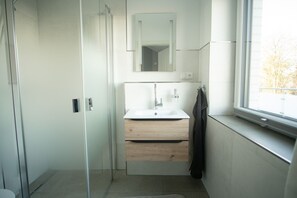 Shower, hair dryer, towels - New-Build Apartment Himmellicht in Dangast with Sea View and Private Rooftop Terrace (Varel)