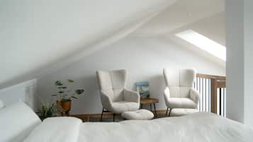 Een strijkplank/strijkijzer, wifi, beddengoed