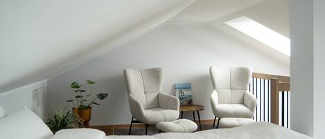 Tabla de planchar con plancha, wifi, ropa de cama