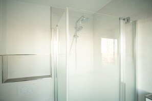 Dusj, hårføner og håndklær