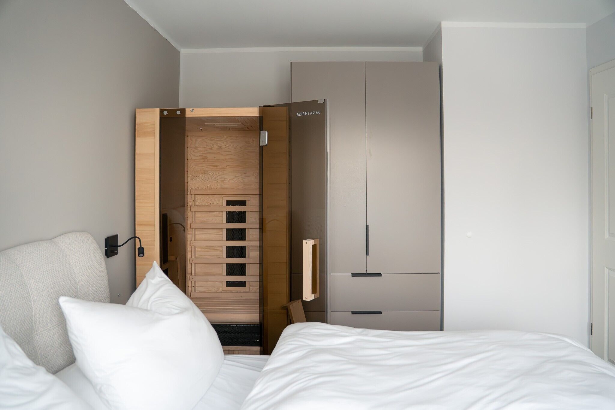 Tabla de planchar con plancha, wifi y ropa de cama 