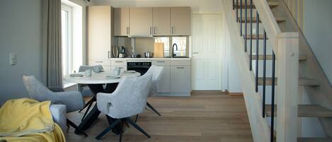 Fridge, oven, stovetop, dishwasher