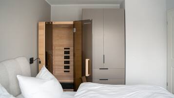 Iron/ironing board, WiFi, bed sheets