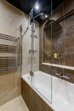 Hair dryer, towels, soap, shampoo - The Gable Dingle (Dingle)