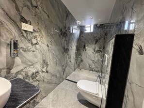 Premium Room | Bathroom | Shower, towels, soap, shampoo - HOTEL JASRAJ INN (Ranchi)