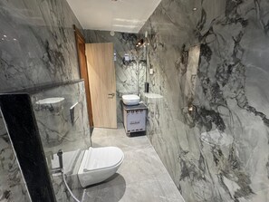 Classic Double Room | Bathroom | Shower, towels, soap, shampoo - HOTEL JASRAJ INN (Ranchi)