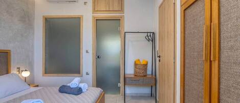 2 chambres, coffre-fort, fer et planche Ă repasser