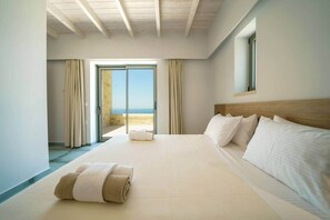 Caja de seguridad en la habitación y tabla de planchar con plancha 