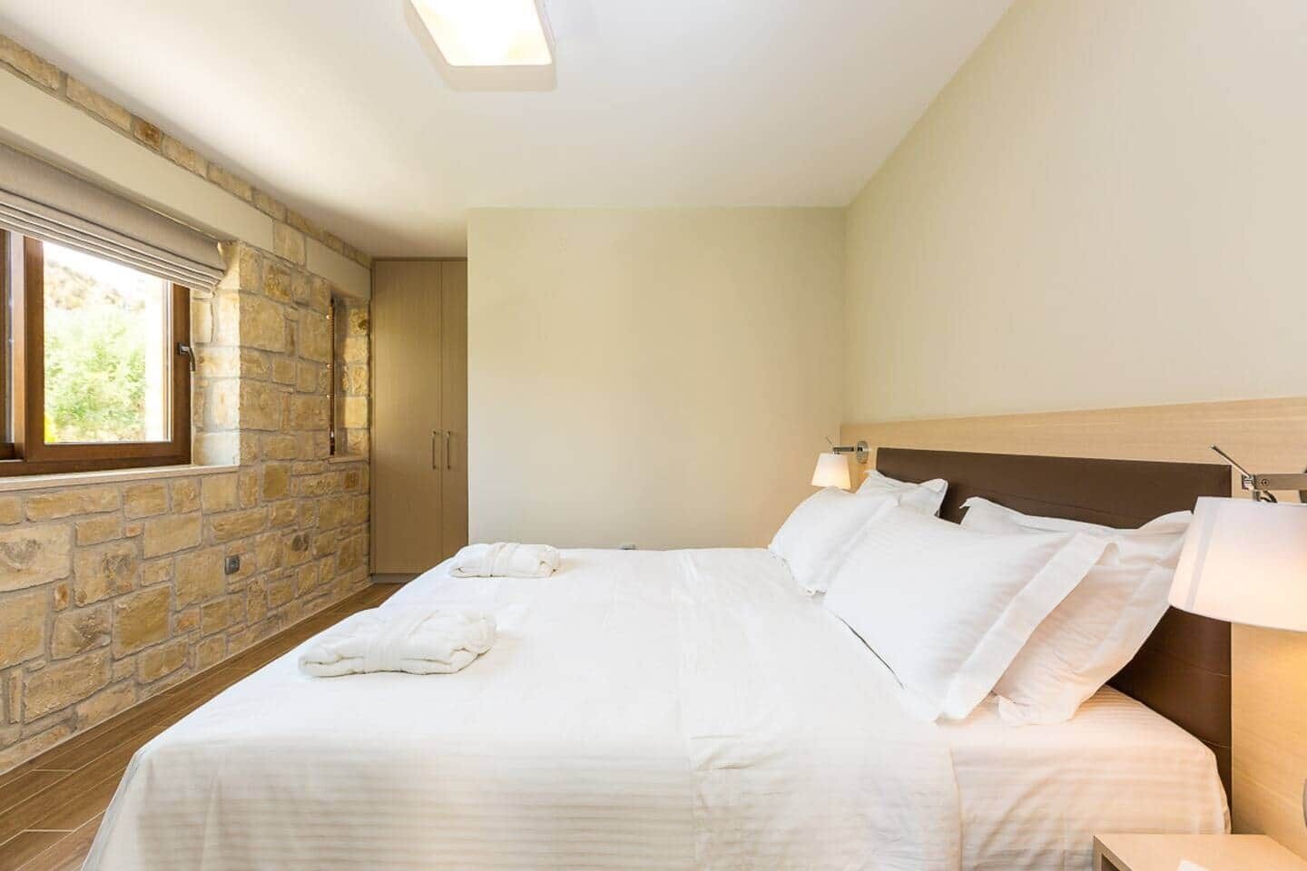 5 bedrooms, iron/ironing board, WiFi, bed sheets