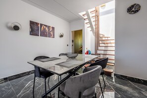 Cobertura, vista para o mar | Opções para refeição