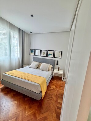 Tabla de planchar con plancha, wifi y ropa de cama 