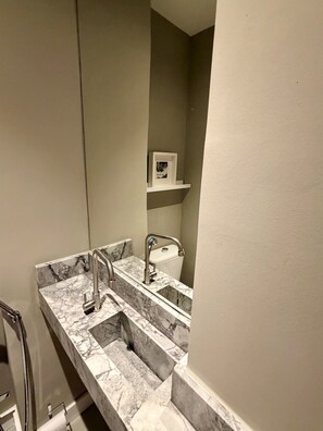 Regadera, secadora de cabello, bidet, toallas 