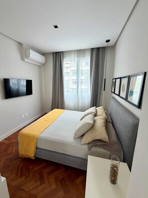 Iron/ironing board, WiFi, bed sheets - Arpoador: brand new apartment, close to the beach (Rio de Janeiro)