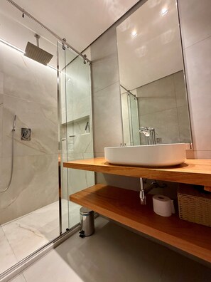 Shower, hair dryer, bidet, towels - Arpoador: brand new apartment, close to the beach (Rio de Janeiro)