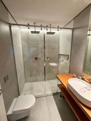 Shower, hair dryer, bidet, towels - Arpoador: brand new apartment, close to the beach (Rio de Janeiro)