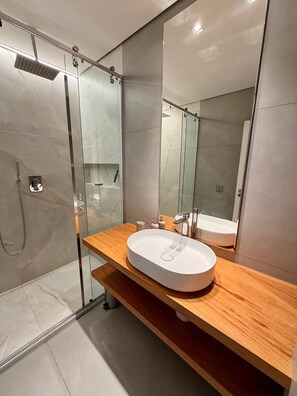 Shower, hair dryer, bidet, towels - Arpoador: brand new apartment, close to the beach (Rio de Janeiro)