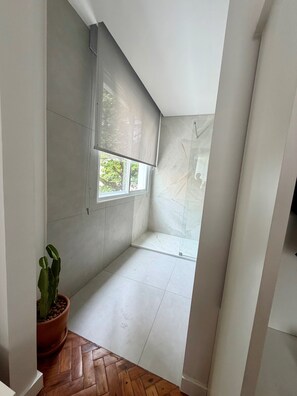 Shower, hair dryer, bidet, towels - Arpoador: brand new apartment, close to the beach (Rio de Janeiro)