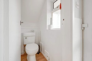 Séchoir à cheveux, serviettes fournies, savon, papier de toilette