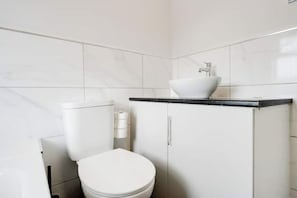 Séchoir à cheveux, serviettes fournies, savon, papier de toilette