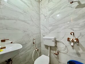 Shower, towels, soap, toilet paper - Shri Prakash Dham (Vrindavan)