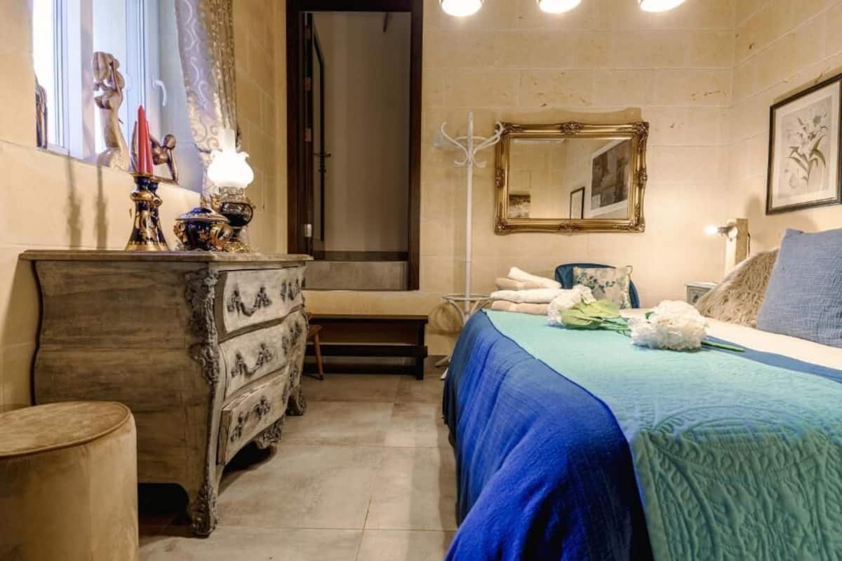 Comfort Double Room | Blackout drapes, iron/ironing board, free WiFi