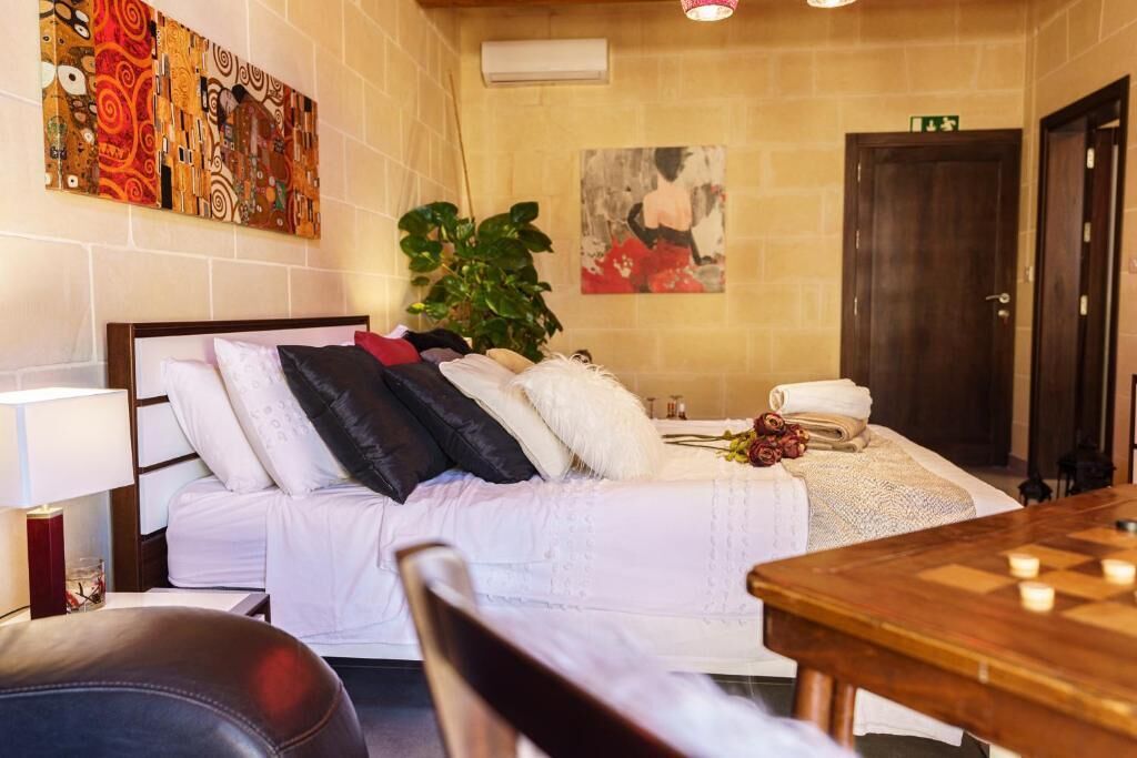 ستائر تعتيم ومكواة/لوح كي وواي فاي مجانًا