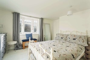 Desk, iron/ironing board, WiFi, bed sheets