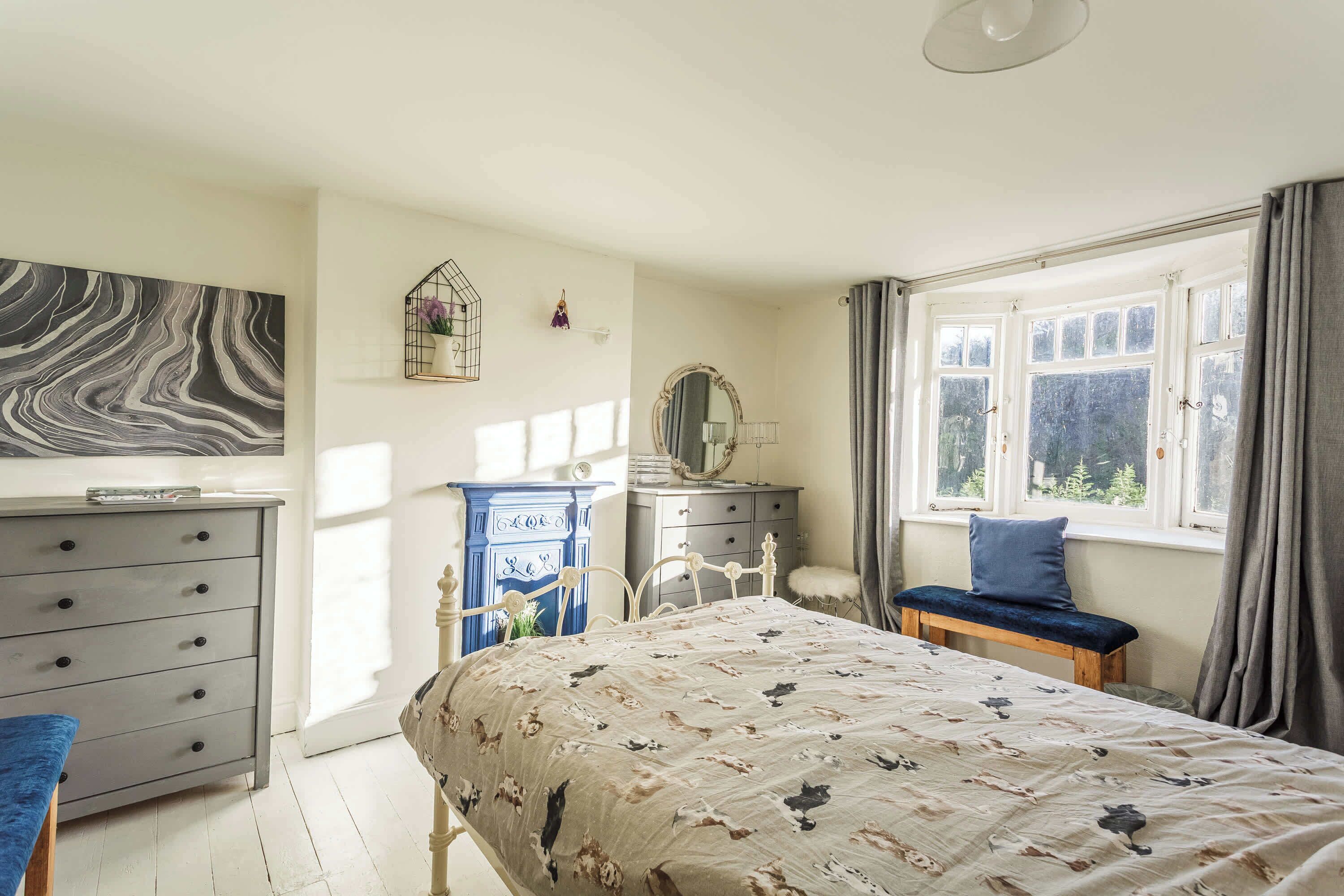 Desk, iron/ironing board, WiFi, bed sheets