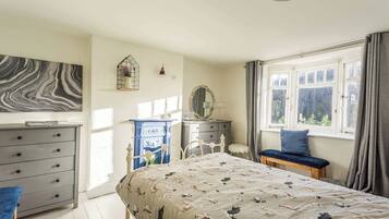 Desk, iron/ironing board, WiFi, bed sheets