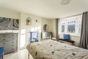 Escritorio, tabla de planchar con plancha, wifi y ropa de cama 