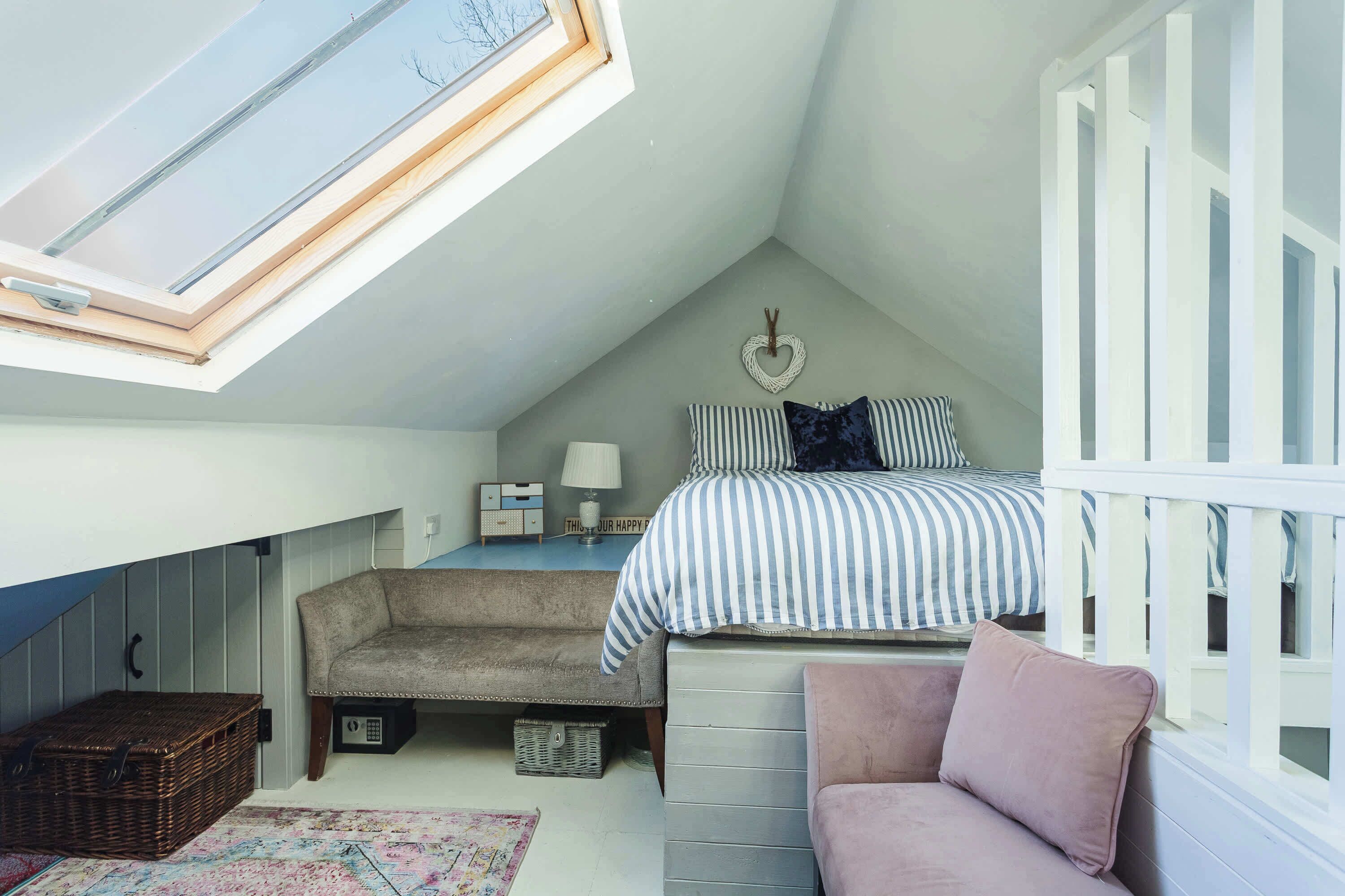 Desk, iron/ironing board, WiFi, bed sheets