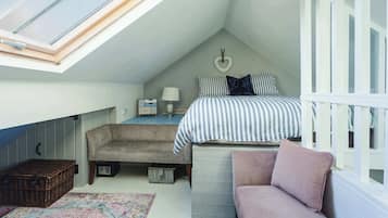 Desk, iron/ironing board, WiFi, bed sheets