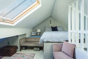 Desk, iron/ironing board, WiFi, bed sheets
