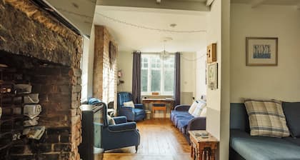Cosy Matlock Cottage with Valley Views