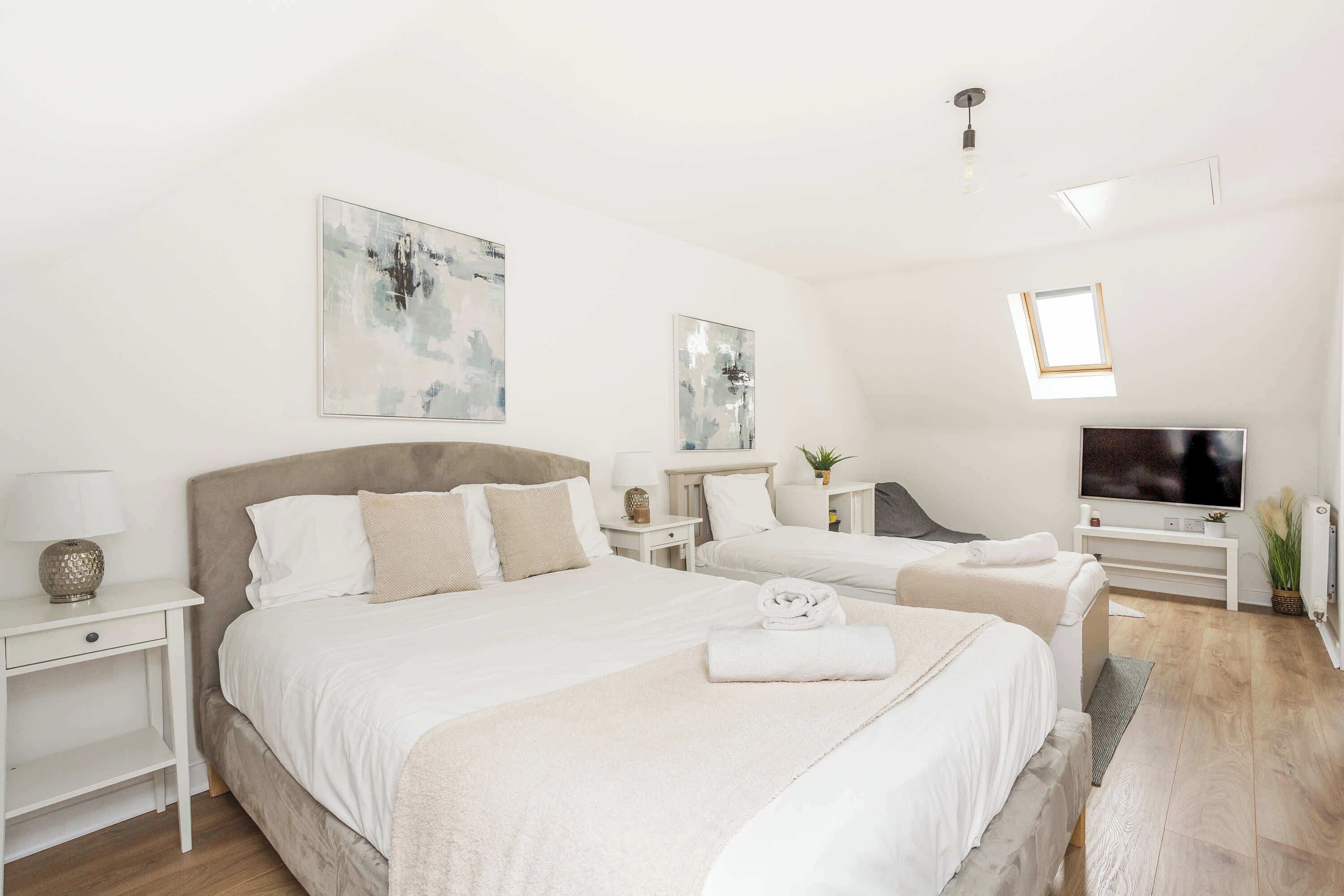 4 makuuhuonetta, työpöytä, silitysrauta/-lauta, Wi-Fi