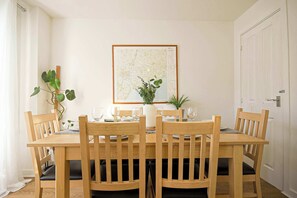 Dining - Spacious 4 Bed Modern Townhouse with Parking (Nottingham)
