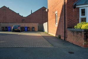 Property grounds - Spacious 4 Bed Modern Townhouse with Parking (Nottingham)