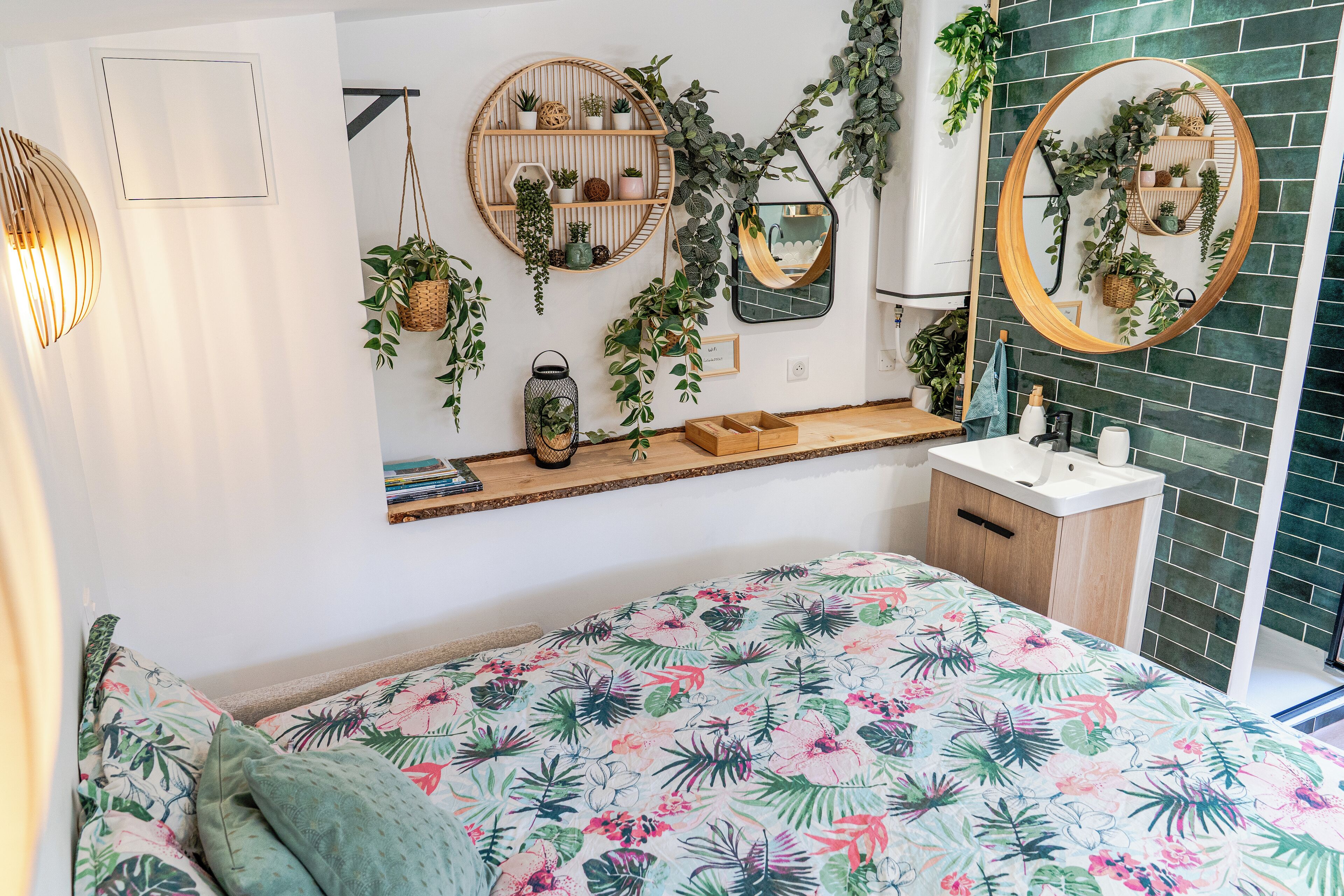 Free WiFi, bed sheets