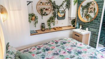 Free WiFi, bed sheets