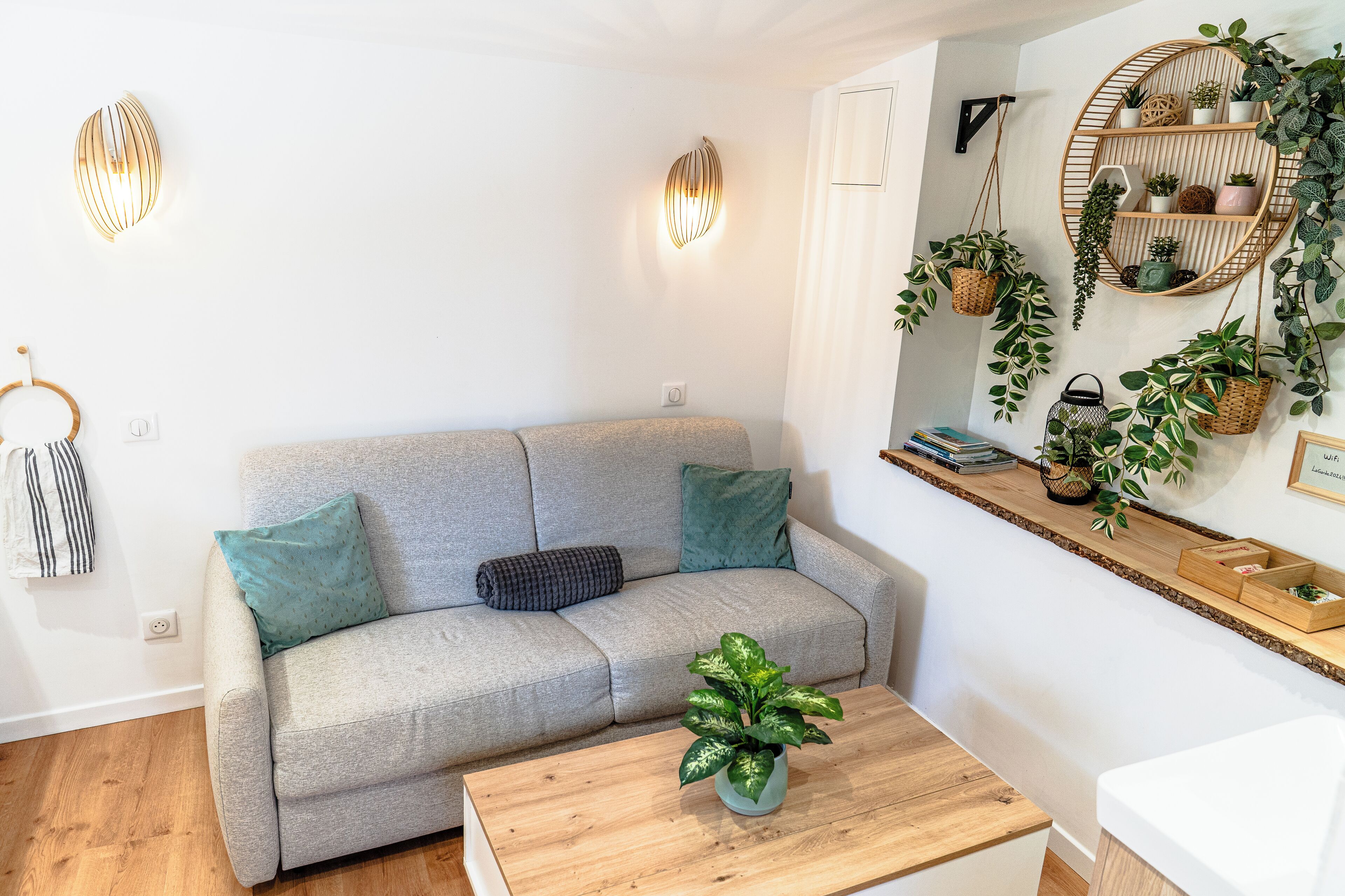 Una mesa de tenis de mesa, libros