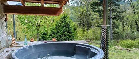 Outdoor spa tub