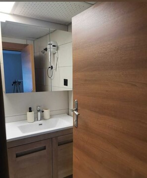 Een douche, een haardroger, handdoeken, zeep