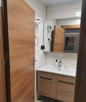 Een douche, een haardroger, handdoeken, zeep