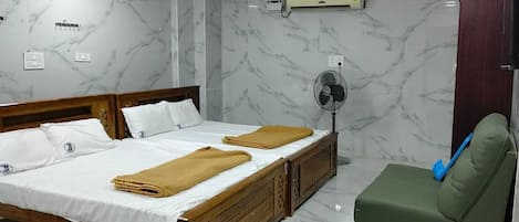 Family Room | Egyptian cotton sheets, premium bedding, free WiFi