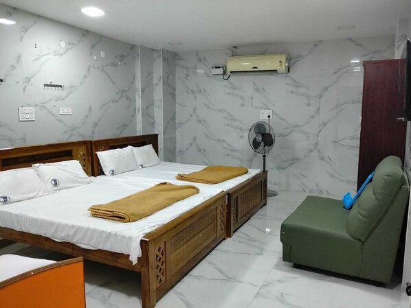 Family Room | Free WiFi - J J Residency (Tiruvannamalai)