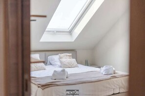 Skrivebord, reiseseng for barn og wi-fi