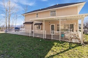 Exterior - Full Private Cozy Home on an Private Acre (Abbotsford)